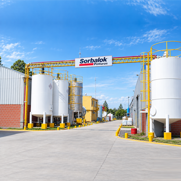 Instalaciones de producción de pinturas en la planta de Sorbalok en Paraná